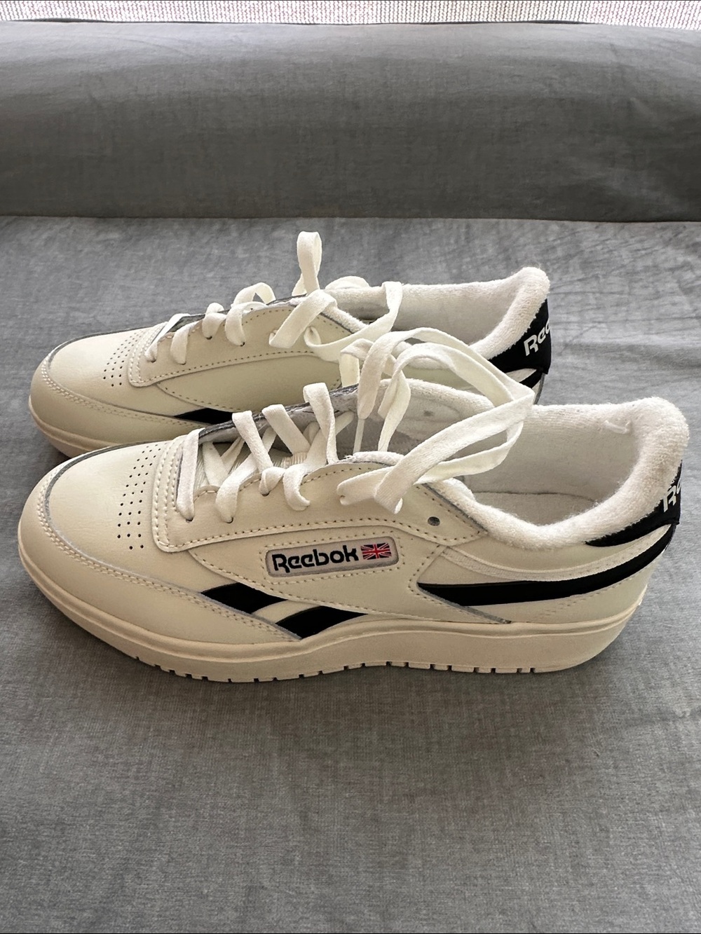 NEW REEBOK CLASSIC LEATHER SHOES SLIGHT PLATFORM. 8